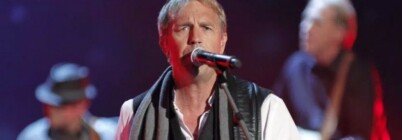 Lager også musikk: Kevin Costner danser med klisjeer